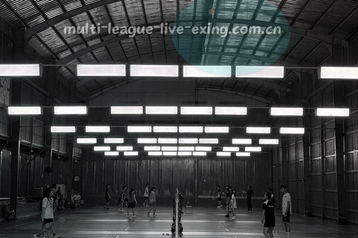 四组线框信号通道汇聚到中央状态面板的抽象示意图，画面中没有人物